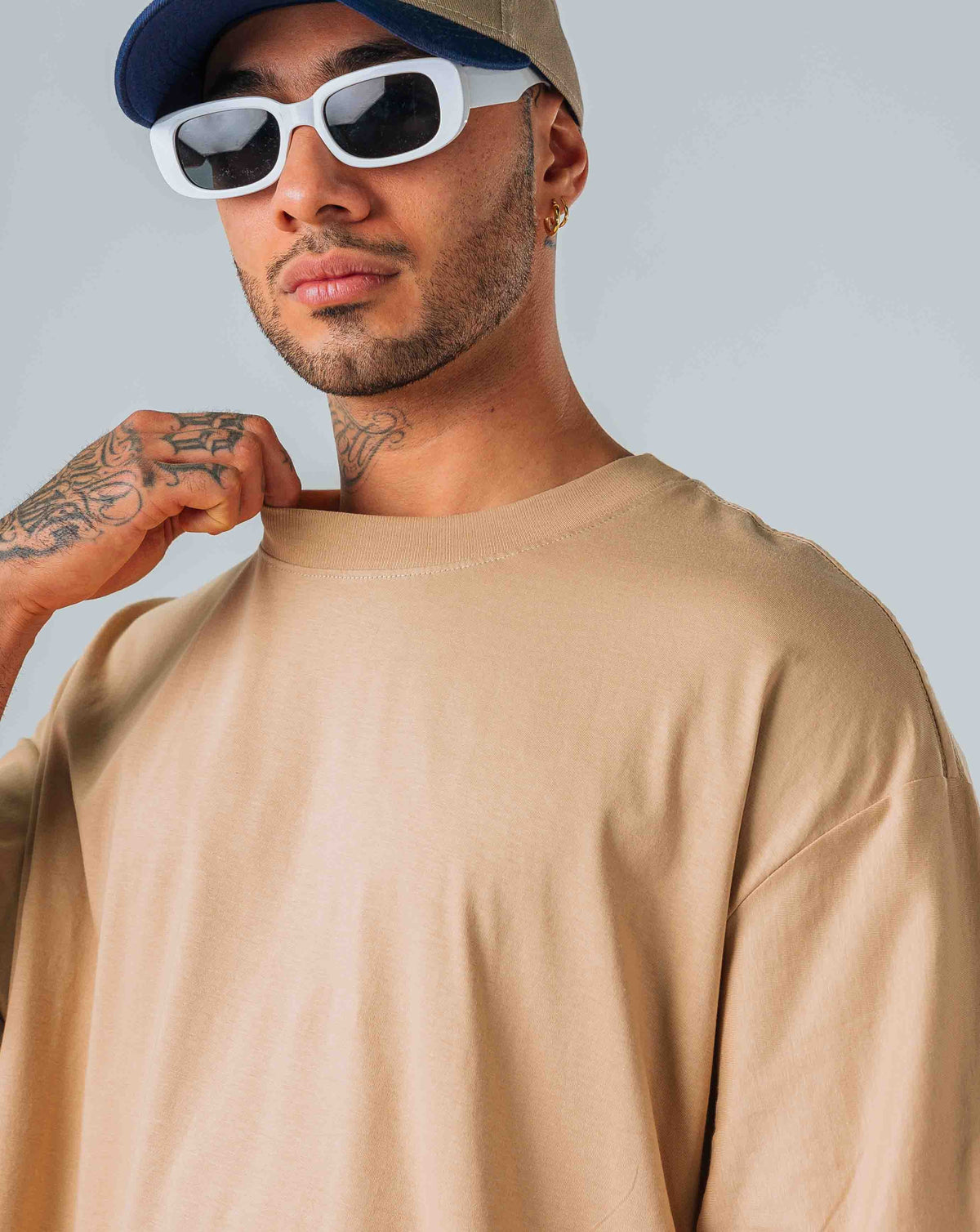 Camiseta oversize hombre básica color arena