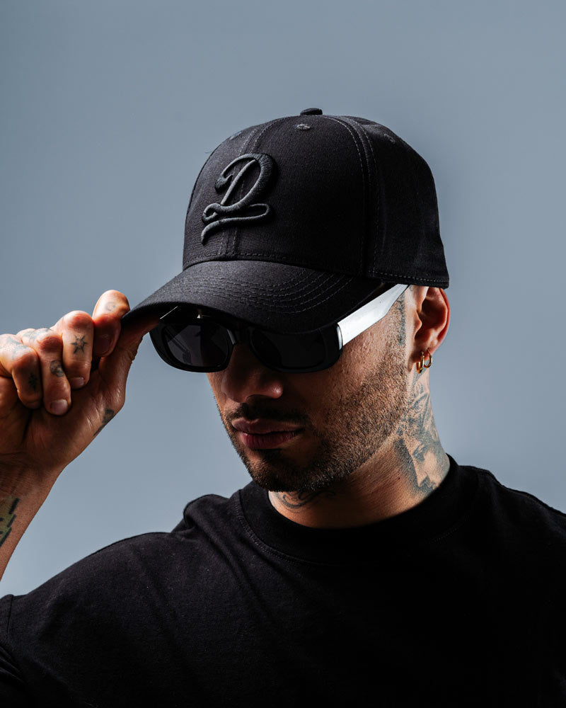 gorra beisbolera negra con una d bordada dynamo brand